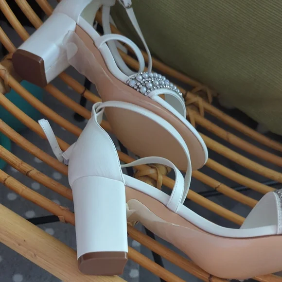 Elegant White Strappy Heels with Silver Accents - Picture 4 of 5